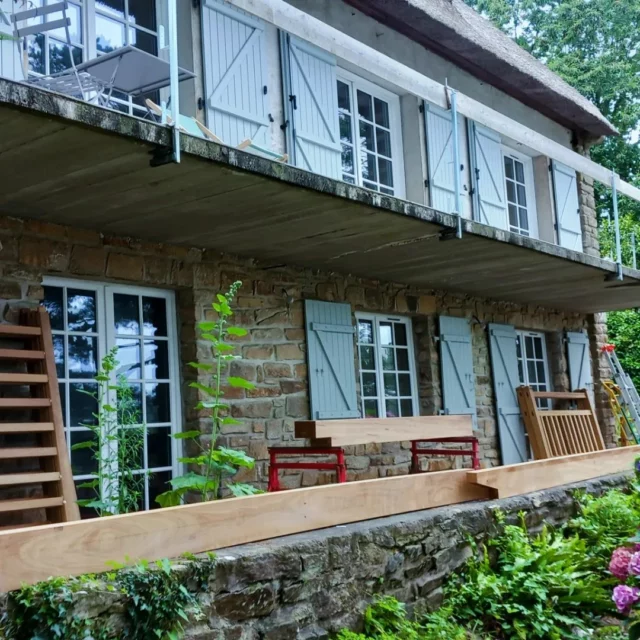 Soutènement d un balcon béton et garde corps en iroko