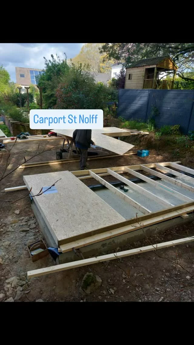 Carport 2 voitures + espace de rangement outils de jardin , bardage à claire voie en cèdre de pays